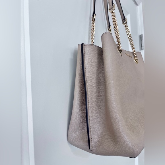Michael Kors Teagan Beige Pebble Leather Shoulder Bag with Gold Chain Straps - Picture 5 of 13